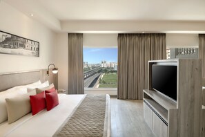 Minibar, caja de seguridad en la habitación y decoración personalizada