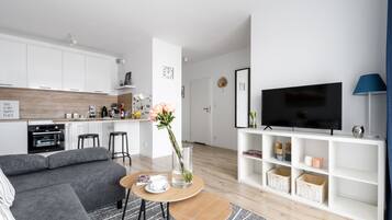 Comfort Apartment | Living room | 40-inch flat-screen TV with cable channels, TV
