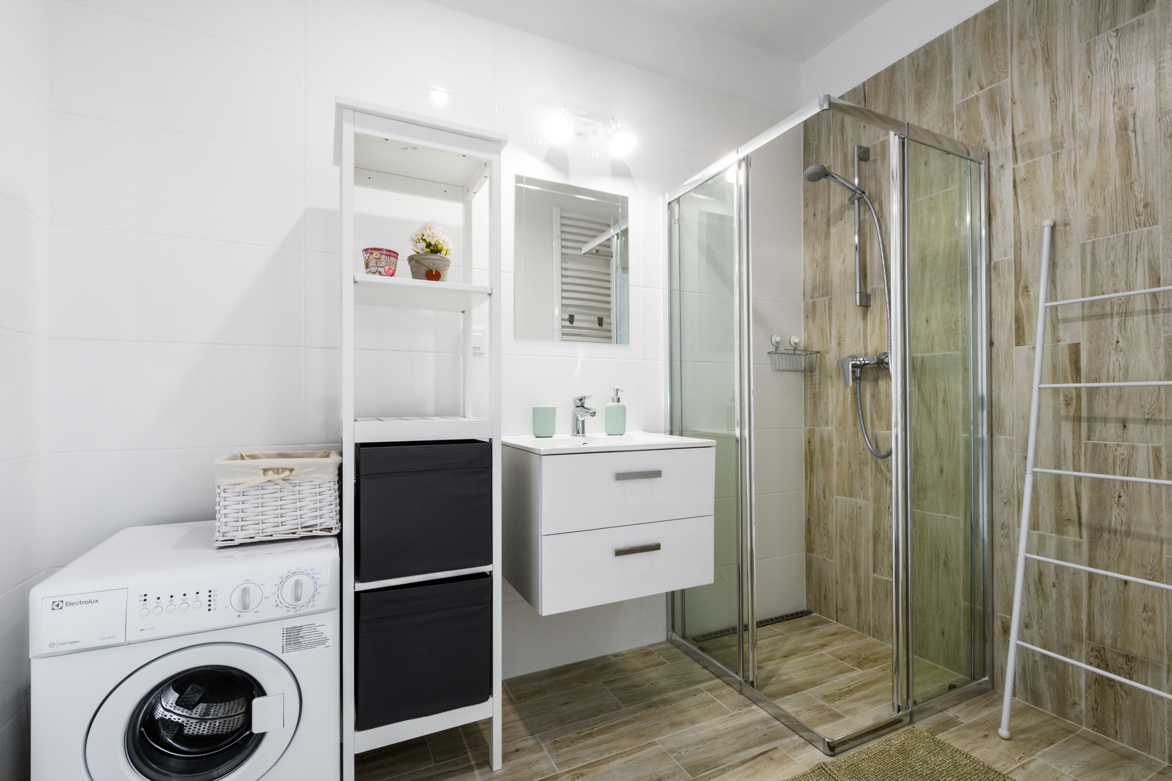 comfort apartment | bathroom | shower, hair dryer, slippers, towels