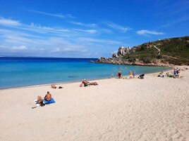 Una spiaggia nelle vicinanze
