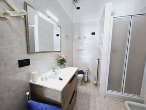 Basic Studio | Bathroom | Shower, rainfall showerhead, hair dryer, bidet - Le Villette di Ruoni (Santa Teresa di Gallura)