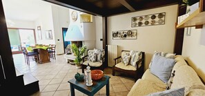 Leilighet, 1 soverom | Oppholdsområde | TV