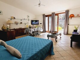 Monolocale Basic | Area soggiorno | TV