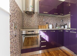 Appartement | Cuisine privée | Réfrigérateur grande capacité avec congélateur, un four