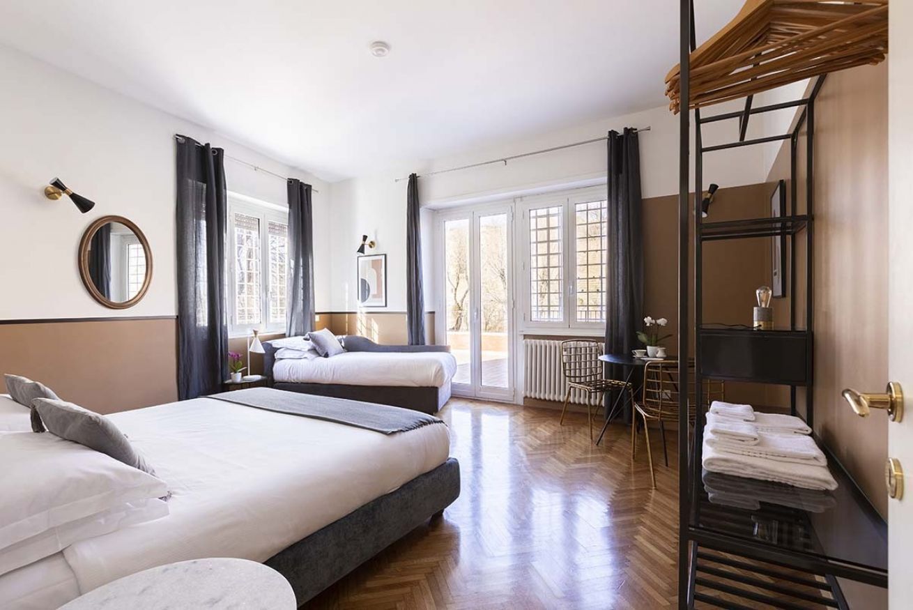 5 chambres, coffres-forts dans les chambres, fer et planche à repasser