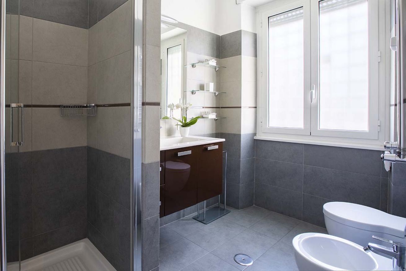 Douche, sèche-cheveux, bidet, serviettes fournies