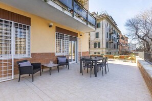 Outdoor dining - The San Saba vacation apartment can accommodate groups of up to 12 people. It consists of 5 bedrooms, a large living room, 3 bathrooms and a modern kitchen.there is a large terrace, equipped with dining table and chairs, where you can relax after a strenu (Roma)