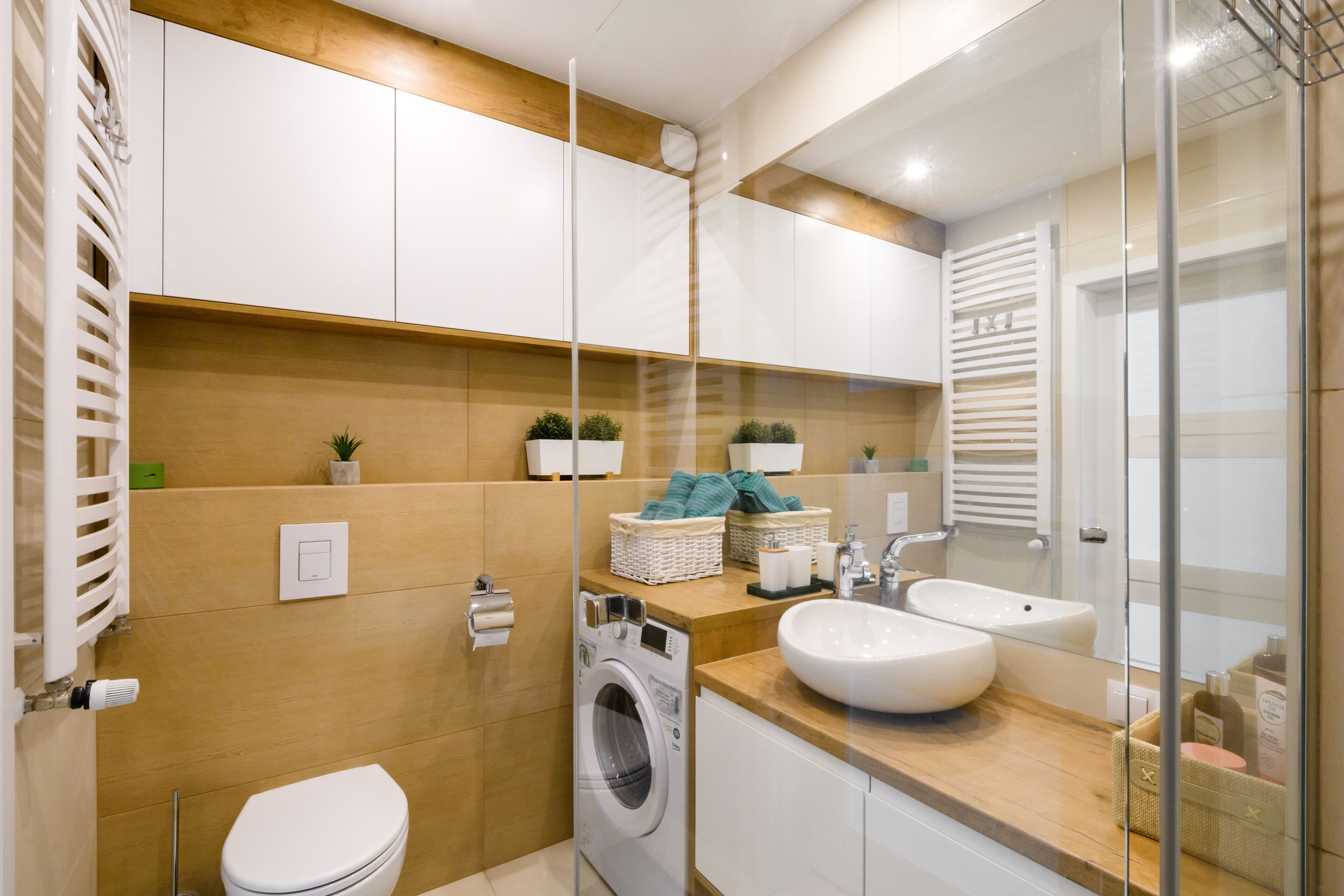 deluxe apartment | bathroom | shower, rainfall showerhead, free toiletries, hair dryer