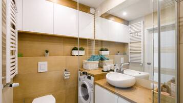 Deluxe Apartment | Bathroom | Shower, rainfall showerhead, free toiletries, hair dryer