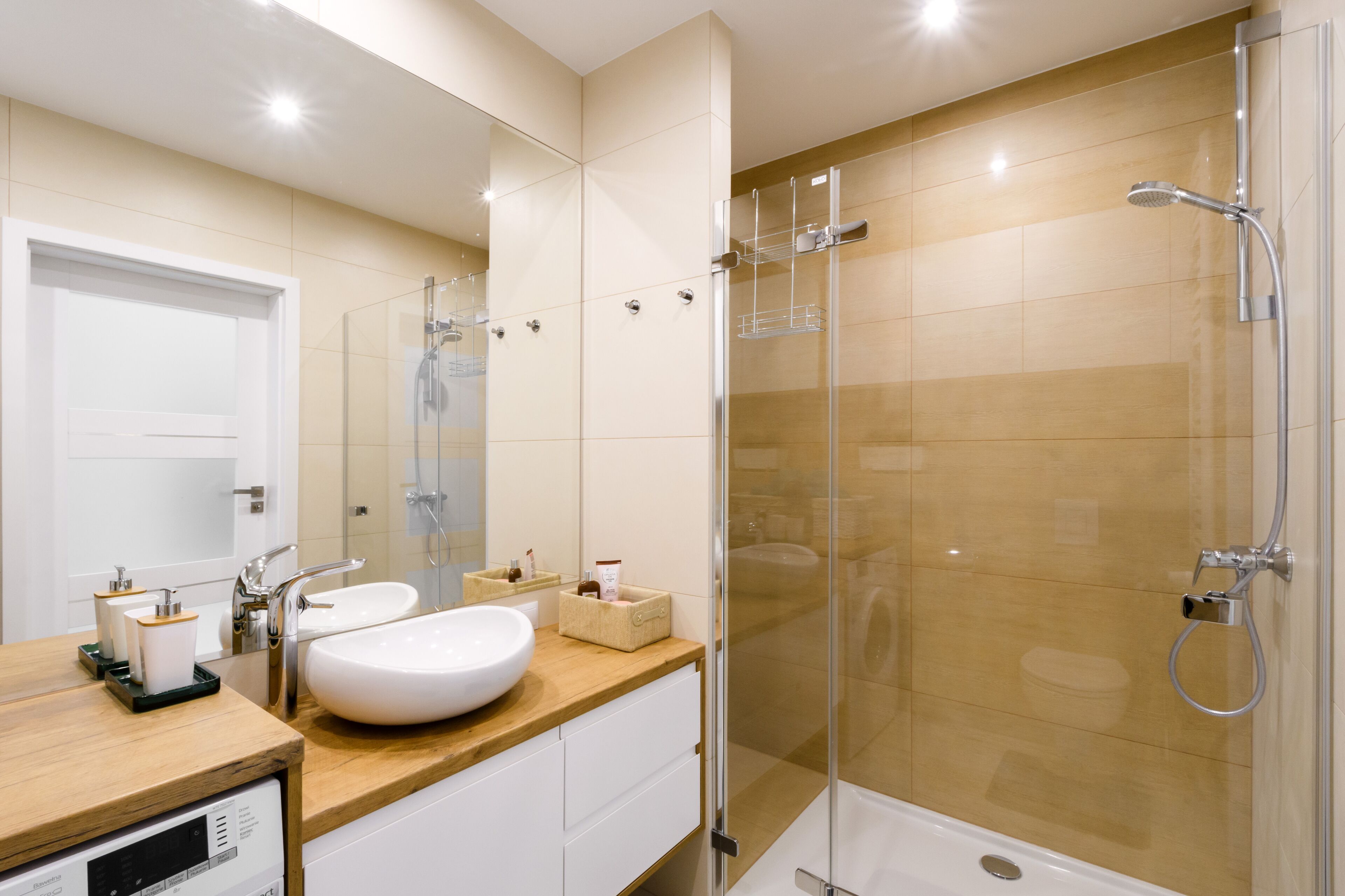 deluxe apartment | bathroom | shower, rainfall showerhead, free toiletries, hair dryer