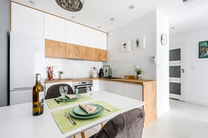 In-room dining - M&R Apartament Airport&Business DeLuxe Cybernetyki (Warsaw)