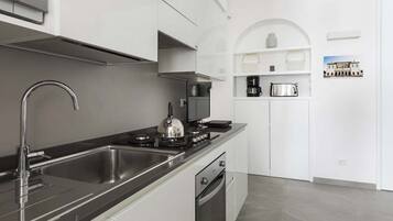 Réfrigérateur, micro-ondes, four, plaque de cuisson