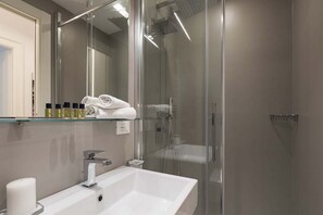 Shower, hair dryer, bidet, towels - The apartment is located on the 1st floor (with elevator) of a residential building built in the 19th century in Via Marche. It was completely renovated in 2018 using high-quality materials. The design is minimalist and modern. The interior design vers (Roma)