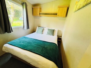 3 bedrooms, iron/ironing board, WiFi, bed sheets - 3 Bedroom Caravan, Shanklin, Sleeps 6, Dog Friendly (Shanklin)