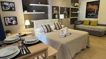 Familien-Vierbettzimmer, Kochnische | Zimmersafe, Schreibtisch, schallisolierte Zimmer, kostenloses WLAN