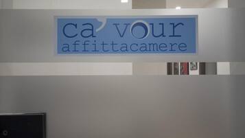 Un letrero con el texto "ca'VOUR affittacamere" en una pared.