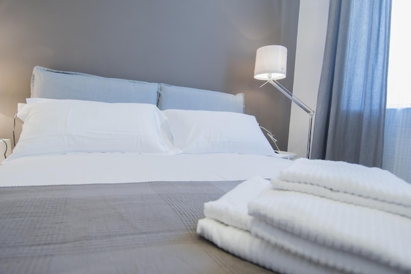 Una cassaforte in camera, una scrivania, insonorizzazione