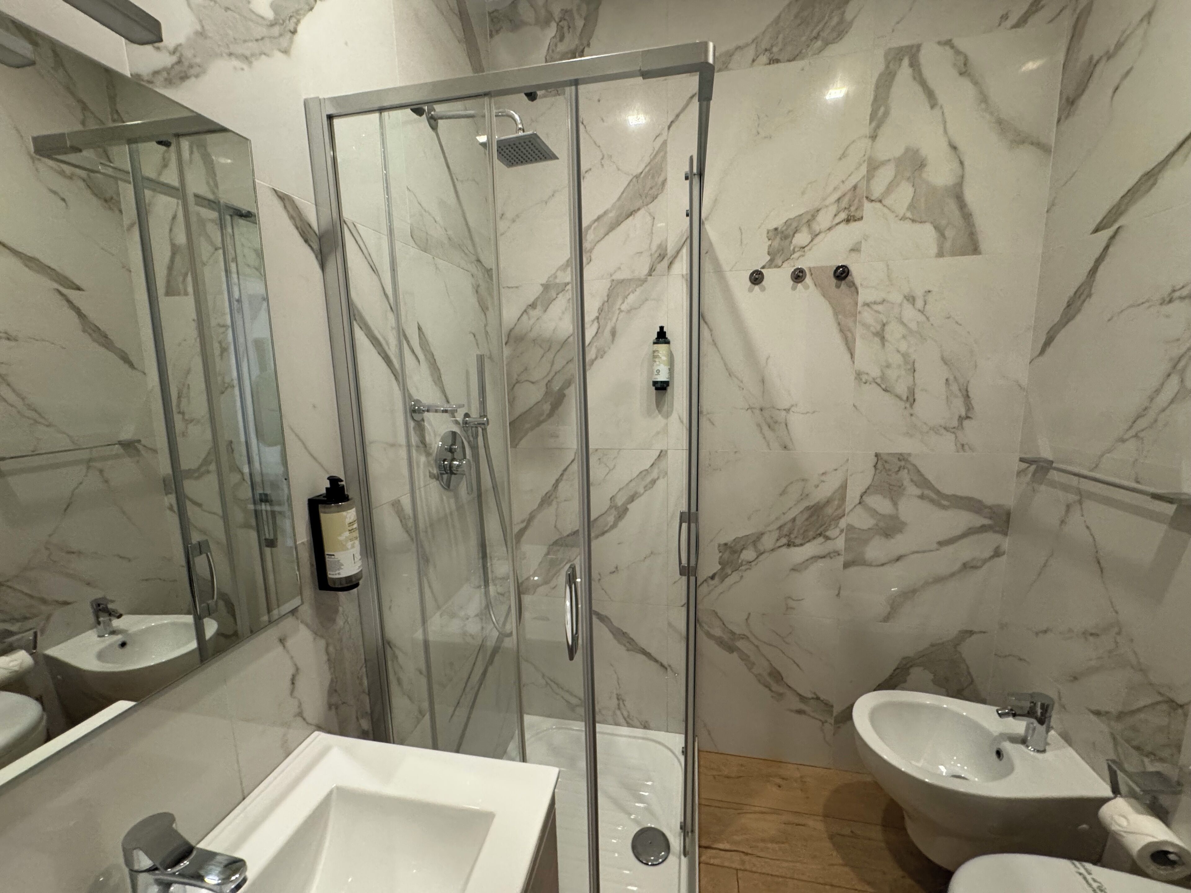 Dusche, Regendusche, kostenlose Toilettenartikel, Haartrockner