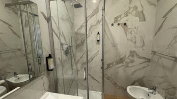 Douche, douche à « effet pluie », articles de toilette gratuits