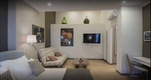 Driepersoonskamer | Een kluis op de kamer, een bureau, geluiddichte muren, gratis wifi