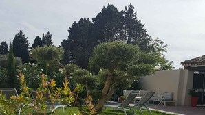A garden with a sofa and a potted plant. - Contemporary villa at the door of the luberon (morieres les avignon)