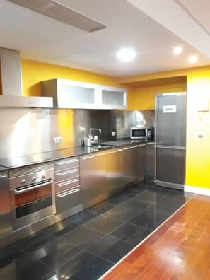 Réfrigérateur, micro-ondes, four, lave-vaisselle