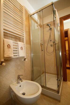 Shower, rainfall showerhead, hair dryer, bathrobes - La Chioccia (Valmontone)