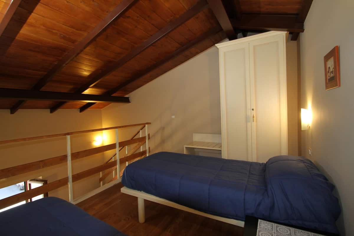 Driepersoonskamer | Een minibar, een bureau, gratis wifi, beddengoed