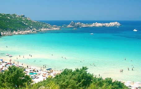 Una playa cerca, arena blanca, 2 bares en la playa