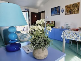 Appartamento Comfort, 1 camera da letto, balcone, vista città | Area soggiorno | TV