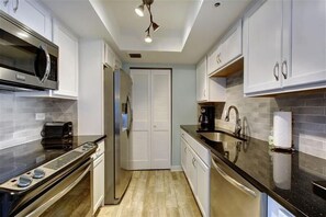 Four, plaque de cuisson, distributeur de glaçons