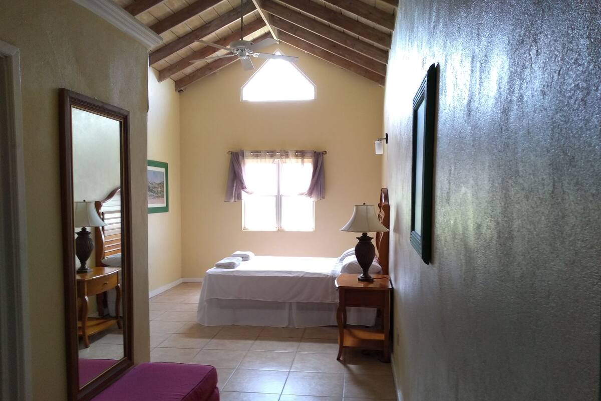 Room | Iron/ironing board (on request), WiFi (free), bed sheets