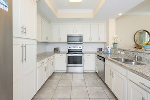 冷蔵庫、電子レンジ、オーブン、食器洗い機