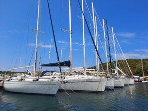 Un port de plaisance où sont amarrés plusieurs voiliers.