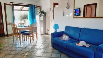 Superior-Haus, 1 Schlafzimmer, Terrasse, eingeschrÀnkter Meerblick | Wohnbereich