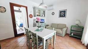 Superior Apartment, 2 Bedrooms, Patio, Garden View | Interior detail