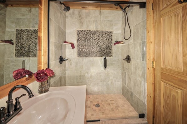 Shower, jetted bath, hair dryer, towels