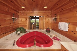 Doccia, vasca idromassaggio, asciugacapelli, asciugamani