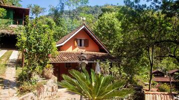 Quarto casal romântico (Chalé Hibiscos) | Área de estar | TV de tela plana 32 polegadas com canais a cabo, TV, lareira