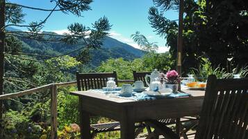 Sudah termasuk sarapan prasmanan setiap hari