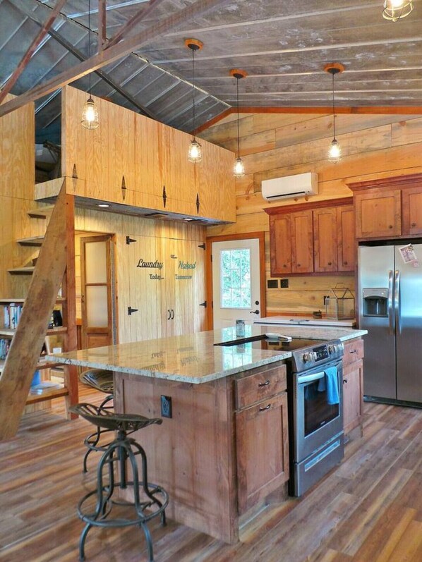 Refrigerador, microondas, horno y parrilla de estufa