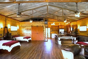 1 habitación, tabla de planchar con plancha, wifi gratis y ropa de cama