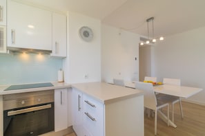 Fridge, microwave, oven, stovetop - SA MANIGA - Apartment with sea views in CALA MILLOR. Free WiFi (Sant Llorenç des Cardassar)