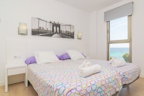 2 bedrooms, iron/ironing board, free WiFi, bed sheets - SA MANIGA - Apartment with sea views in CALA MILLOR. Free WiFi (Sant Llorenç des Cardassar)