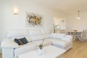 Fernseher, DVD-Player, Stereoanlage
