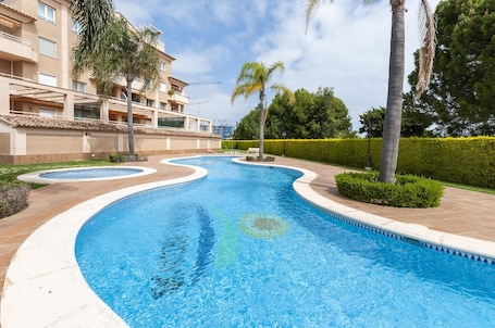 Pool. BUGANVILLA - Apartment with shared pool in Oliva.