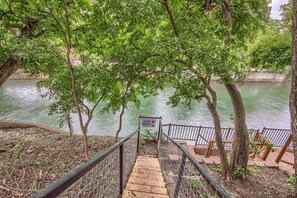 Property grounds - A Family Friendly Tuber's Paradise Walk to Comal, Schlitterbahn and downtown! (New Braunfels)