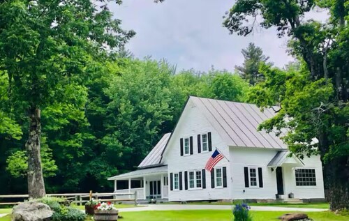 The White House - Sleeps 16 - Killington Farmhouse - Hot Tub - Fire Pit