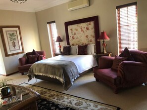 In-room safe, laptop workspace, iron/ironing board - Cape Grandeur (Cape Town)