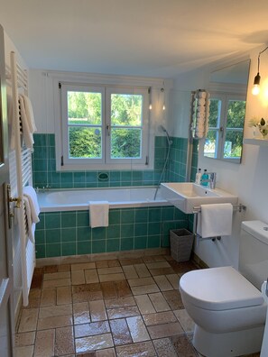 Combined shower/bathtub, hair dryer, bidet, towels - NEW: Fantastic holiday home right on Lake Tegernsee (Rottach-Egern)